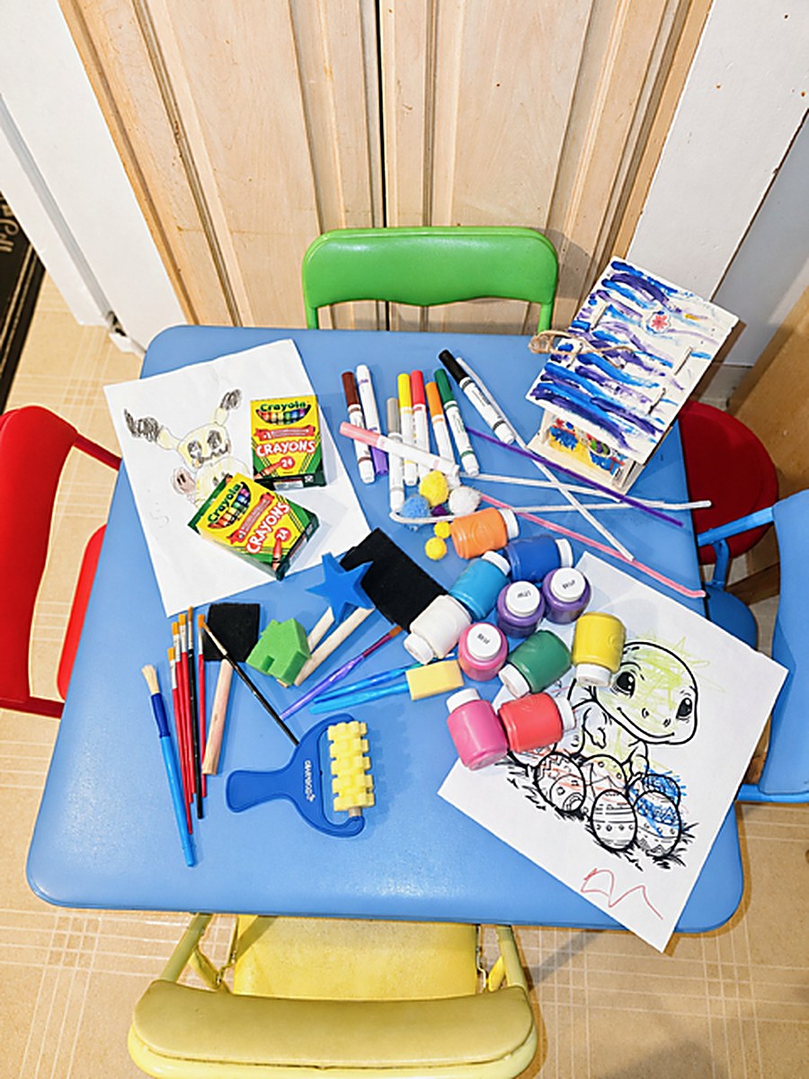 Arts and crafts table – Long Beach home daycare